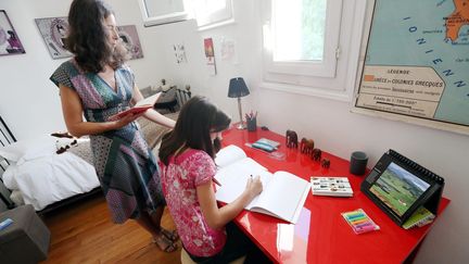 Une mère participe aux devoirs de sa fille. (MAXPPP)