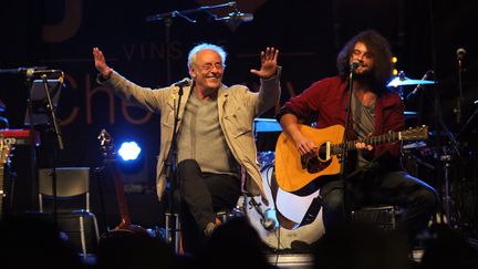 Maxime Le Forestier et fils Arthur sur scène en septembre 2017 aux Fêtes des vendanges de Cheverny. (J DUTAC / MAXPPP)