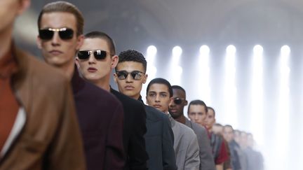 Lucas Ossendrijver, le D.A. des collections homme qui jusqu'alors travaillait avec Alber Elbaz, a déclaré : "Mon travail porte sur le détail, la construction, donc je voulais que les gens touchent presque le vêtement, pour être ensuite touchés par le vêtement", a expliqué le créateur néerlandais, qui fête en 2016 ses dix ans de collaboration avec Lanvin. Beaucoup de gris, de bordeaux dans cette collection à la palette sourde, aux matières comme patinées par le temps. Le costume masculin est repensé, avec des coutures apparentes, des  manches aux airs de doublures. Le successeur d'Alber Elbaz n'a pas encore été annoncé.  Lanvin a en attendant confié ses collections de prêt-à-porter femme à la  styliste Chemena Kamali, précédemment chez Chloé, tandis que Lucio Finale, ancien de Givenchy et Valentino, est chargé des sacs et chaussures femme.
 (PATRICK KOVARIK / AFP)