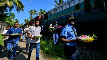 Au Sri Lanka, des commémorations ont eu lieu sur le tracé de l'Ocean Queen Express, un train resté dans la mémoire collective comme un symbole des ravages du tsunami. Des vagues géantes avaient emporté ses wagons, faisant un millier de morts. (ISHARA S. KODIKARA / AFP)