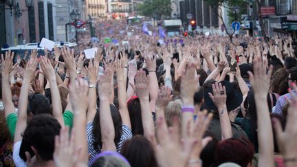 Des Espagnols manifestent contre la comdamnation de "la meute", le 26 avril 2018 à Pampelune (Espagne). (FER CAPDEPN / CROWDSPARK / AFP)