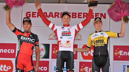 Tim Wellens sur le podium du Tour du Bénélux, où il a devancé Greg van Avermaet et Wilco Kelderman. (DAVID STOCKMAN / BELGA MAG)