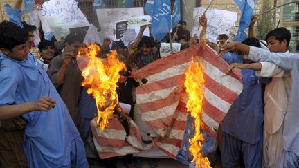 Des manifetants br&ucirc;lent un drapeau am&eacute;ricain &agrave; Quetta au Pakistan, le 20 sepetembre 2012. (BANARAS KHAN / AFP)