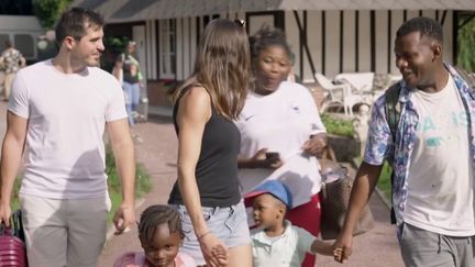 En Normandie, une famille fait preuve de solidarité en logeant et en proposant des activités à des mères de familles victimes de violences, qui viennent vivre dans ce logement et dans des immeubles inoccupés avec leurs enfants.