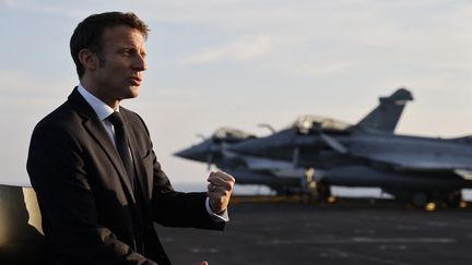 Emmanuel Macron sur le porte-avions "Charles-de-Gaulle", le 19 décembre 2022. (LUDOVIC MARIN / POOL / AFP)