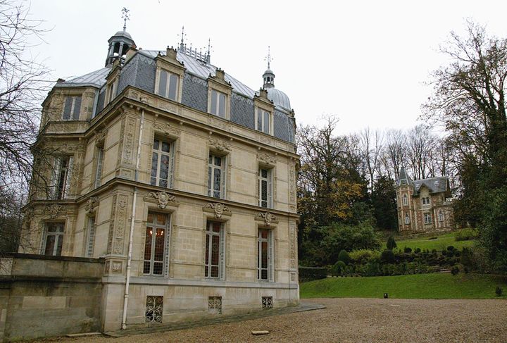 Le château de Monte-Cristo, et, au fond, le château d'If, petit castel néogothique
 (Jack Guez / AFP)