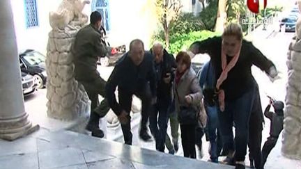 Une capture d'&eacute;cran de la cha&icirc;ne de t&eacute;l&eacute;vision tunisienne Tunisia 1 montre des gens qui s'enfuient du mus&eacute;e du Bardo, &agrave; Tunis (Tunisie), mercredi 18 mars 2015, lors d'une attaque terroriste. (TUNISIA 1 / AFP)