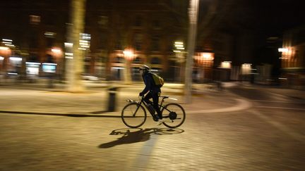 Un cycliste dans les rues de Toulouse (Haute-Garonne), le 16 janvier 2021. (GEORGES GOBET / AFP)