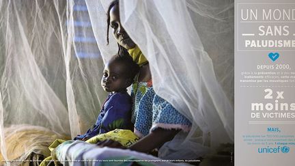 Des réfugiés de la région du Darfour (Soudan) sont accueillis dans un centre de santé où leurs sont fournies des moustiquaires qui les protègent du paludisme.
 (  UNICEF/Holt)