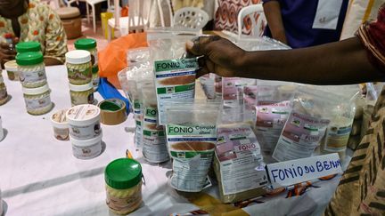 Un stand de produits à base de fonio produits au Bénin et vendu lors d'une foire à Abidjan (Côte d'Ivoire). (ISSOUF SANOGO / AFP)