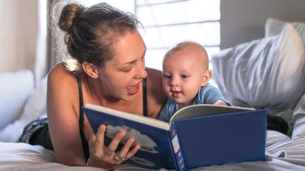 Comment parlez-vous à vos bébés, à vos nourrissons ? Leur parler en modifiant notre voix et notre intonation leur serait bénéfique. (PETRI OESCHGER / MOMENT RF / GETTY IMAGES)