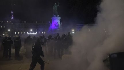 Des manifestants place de la République à Paris, le 21 mars 2023. (LUDOVIC MARIN / AFP)