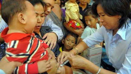 Vaccination d'un enfant cambodgien à Phnom Penh, le 2 juillet 2010. (AFP - Tang Chhin Sothy)