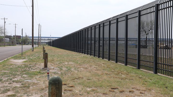 Un grillage noir installé devant le parc Shelby d'Eagle Pass au Texas, et sous le pont international qui mène à Piedras Negras au Mexique, le 7 mars 2024. (ELISE LAMBERT / FRANCEINFO)