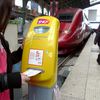 Une passag&egrave;re composte son billet en gare de Lille (Nord), le 3 mai 2013.&nbsp; (DENIS CHARLET / AFP)