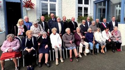 Pas-de-Calais : d'anciens camarades de l'école de Campagne-lès-Hesdin posent pour une photo de classe, 76 ans après