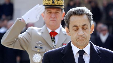 Le pr&eacute;sident de la R&eacute;publique Nicolas Sarkozy se recueille devant le cercueil du r&eacute;sistant fran&ccedil;ais Raymond Aubrac &agrave; Paris, le 16 avril 2012. (FRANCOIS MORI / AFP)