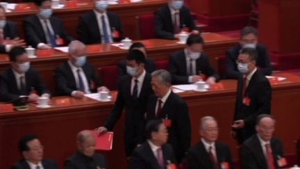 Congrès du Parti communiste chinois&nbsp;: la mystérieuse éviction&nbsp;de l'ex-président&nbsp;Hu Jintao (CAPTURE ECRAN FRANCE 2)