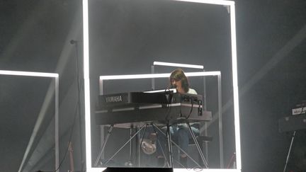 Accompagnée d'une scénographie qui brille de mille feux et des mélodies aux accents électro, la voix de Charlotte Gainsbourg n'a jamais résonné avec autant de puissance et d'énergie. Un show haut en couleurs qui a conquis les festivaliers de Rock en Seine samedi soir. (Lire le compte-rendu du concert et l'interview de Charlotte Gainsbourg au 20h de France 2)
 (Medhi Weber)