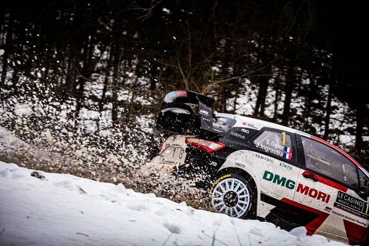 Sébastien Ogier a remporté le rallye de Monte-Carlo, sur une route complètement enneigée, le 24 janvier 2021. (BASTIEN ROUX / BASTIEN ROUX / AFP)