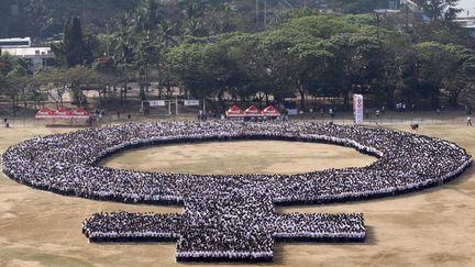 Des manifestants forment le symbole du genre f&eacute;minn &agrave; l'occasion de la Journ&eacute;e internationale des droits des femmes, le 8 marqs 2014, &agrave; Manille (Philippines).&nbsp; (ROMEO RANOCO / REUTERS)