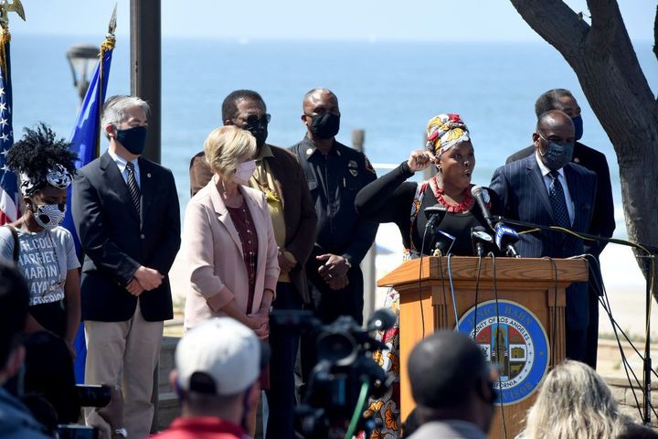 Kavon Ward,&nbsp;fondatrice de Justice for Bruce's Beach,&nbsp;lors d'une conférence de presse à Manhattan Beach&nbsp;le 9 avril 2021 (Brittany Murray/Getty Images)