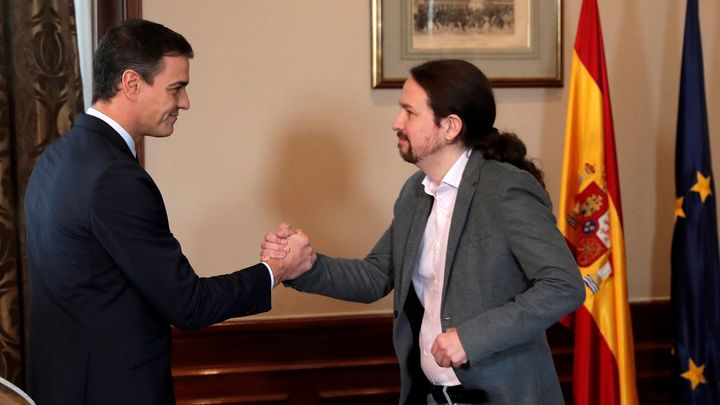 Le socialiste Pedro Sanchez et le confondateur de Podemos, Pablo Iglesias, signent un accord de coalition à Madrid, le 12 novembre 2019. (BURAK AKBULUT / ANADOLU AGENCY / AFP)