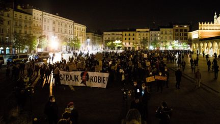 Une marche pour protester contre les lois plus strictes sur l'avortement en Pologne, organisée par Strajk Kobiet (Les femmes en grève) le 1er novembre 2020. Photo d'illustration. (KAMILA STEPIEN / LE PICTORIUM / MAXPPP)