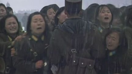 Des Nord-Cor&eacute;ens fondent en larmes au passage du convoi mortuaire de Kim Jong-il &agrave; Pyongyang (Cor&eacute;e du Nord),&nbsp;le 28 d&eacute;cembre 2011. (FTVi / APTN)