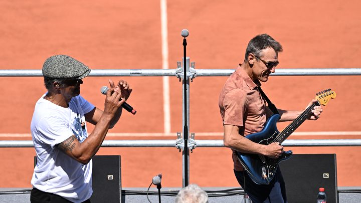 Yannick Noah et Mats Wilander donnent un concert sur le court central de Roland-Garros, le 27 mai 2023. (EMMANUEL DUNAND / AFP)