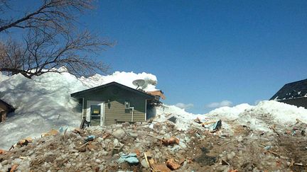 Une maison d'Ochre Beach (Canada) ensevelie sous la glace, le 11 mai 2013. (SHELBY WATTS / AP / SIPA)