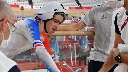 Le Français Alexandre Léauté savoure sa médaille d'or remportée en finale de la poursuite C2, en para cyclisme : "Il n'y a pas que moi derrière cette médaille, c'est tout une équipe, je la partage avec eux."