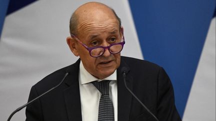 Jean-Yves Le Drian, le ministre des Affaires étrangères, à Budapest (Hongrie), le 10 septembre 2021. (ATTILA KISBENEDEK / AFP)