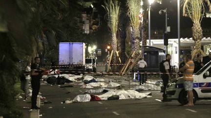 Des corps recouverts d'un drap sur la promenade des Anglais, à Nice (Alpes-Maritimes), après l'attaque d'un chauffeur à bord d'un camion, le 14 juillet 2016. (MAXPPP)