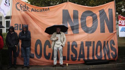 Des employ&eacute;s d'Alcatel-Lucent lors d'une manifestation &agrave; Orvault (Loire-Atlantique), le 16 septembre 2009. (STEPHANE MAHE / REUTERS)