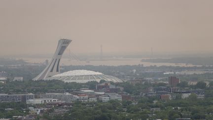 Le ciel est obscurci par les fumées des feux de forêts, le 6 juin 2023, à Montréal (Canada). (ANDREJ IVANOV / AFP)