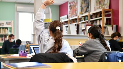 Une élève dans une classe de Chalon-sur-Saône (Saône-et-Loire), le 10 février 2022. (KETTY BEYONDAS / MAXPPP)