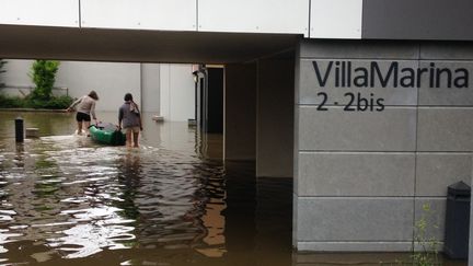 Face à la crue de la Seine, des habitantes&nbsp;évacuent la Villa Marina sur l'île Saint-Germain à Issy-les-Moulineaux (Hauts-de-Seine). (ELISE LAMBERT/FRANCETV INFO)