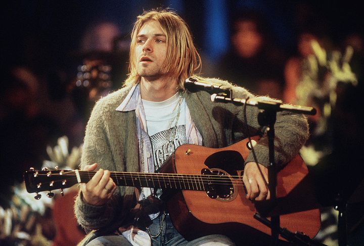 Kurt Cobain lors de son concert&nbsp;Unplugged&nbsp;sur MTV le 18 novembre 1993. (FRANK MICELOTTA ARCHIVE / HULTON ARCHIVE)