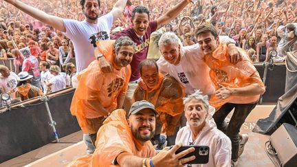 Un petit selfie avec Luc Barruet, depuis 30 ans le patron de Solidarité Sida, l'association qui a créé le festival Solidays pour mobiliser contre la maladie, avec Oli, Eric Toledano, Hugo Travers, Roschdy Zem, Eric Toledano, Monsieur Poulpe, Denis Brogniart, Antoine de Caunes (LIONEL URMAN/SIPA)