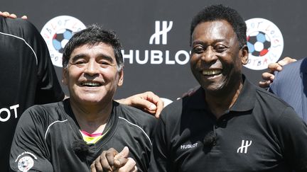 
Diego Maradona et Pelé lors d'un match amical organisé au Palais Royal, à Paris, jeudi 9 juin 2016.

 (PATRICK KOVARIK / AFP)