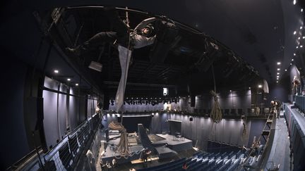 Un technicien du théâtre La Scala à Paris en train de préparer une salle (photo d'illustration, 2018). (JOEL SAGET / AFP)