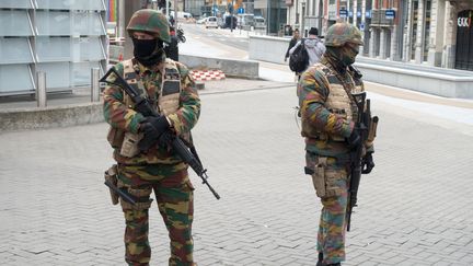 Des policiers dans les rues de Bruxelles, mardi 22 mars 2016.&nbsp; (ARNULF STOFFEL / DPA / AFP)