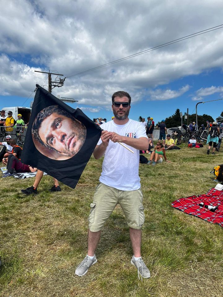 Les membres du Collectif Ultras Pinot étaient présents en haut de la Super Planche des Belles Filles, le 8 juillet 2022. (THEO GICQUEL / FRANCEINFO:SPORT)