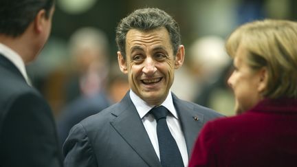 Le pr&eacute;sident fran&ccedil;ais Nicolas Sarkozy (C) s'entretient avec le Premier ministre britannique David Cameron (G) et la chanceli&egrave;re allemande Angela Merkel (D), le 25 mars 2011 au Conseil europ&eacute;en &agrave; Bruxelles (Belgique). (LIONEL BONAVENTURE / AFP)