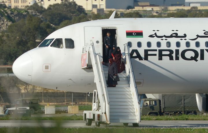 Des passagers sont évacués de l'avion libyen détourné vers Malte, le 23 décembre 2016, à La Valette (Malte).&nbsp; (MATTHEW MIRABELLI / AFP)