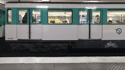 Le métro photographié le 11 décembre 2022, à Paris. (MAGALI COHEN / HANS LUCAS / AFP)