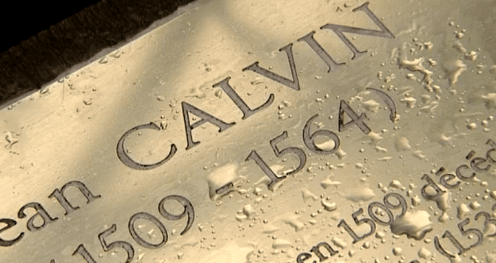 La tombe de Jean Calvin au cimetière des Rois 
 (France 3 Alpes )