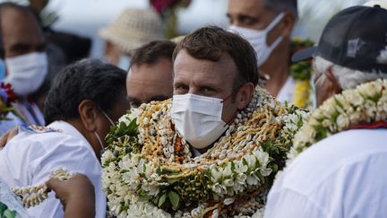 Emmanuel Macron à Manihi, dans l'archipel de Tuamotu (Polynésie française), le 26 juillet 2021. (LUDOVIC MARIN / AFP)