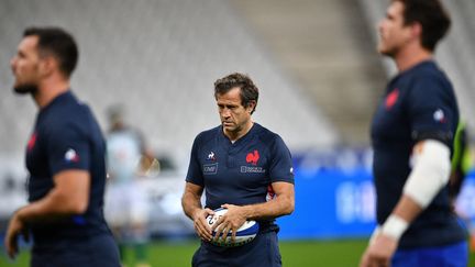 Le sélectionneur du XV de France, Fabien Gatlhié, ici à l'entraînement avec son groupe. (ANNE-CHRISTINE POUJOULAT / AFP)